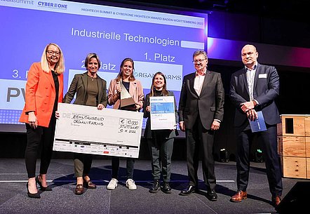 Kathrin Günther (bwcon), Ministerin Dr. Hoffmeister-Kraut, Team organifarms, Michael Krug (bwcon), Fabian Sacharowitz (EIT InnoEnergy) (von link nach rechts) bei der Preisverleihung des CyberOne Hightech Awards 2022.