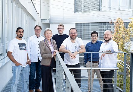 André Al Samara, Thomas Hummel, Gabriele Whittaker, Tobias Truckenmüller, Florian Fiedler, Askarjon Isroilov und Guido Ehrlich (von links nach rechts) von smartkita. Foto: smartkita