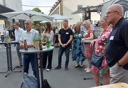 Mehr als 100 Gäste tummelten sich vor Ort, um bekannte Gesichter zu treffen oder mit neuen Menschen ins Gespräch zu kommen.