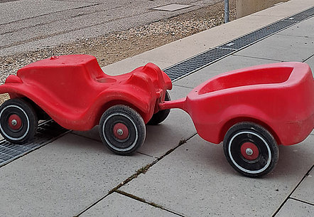 Roter Flitzer mit Anhänger im Steingauquartier