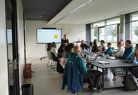 Nora Bartke von der bwcon GmbH öffnet mit den TransnetBW Trainees bei der TransNEXT Junior Challenge den Lösungsraum